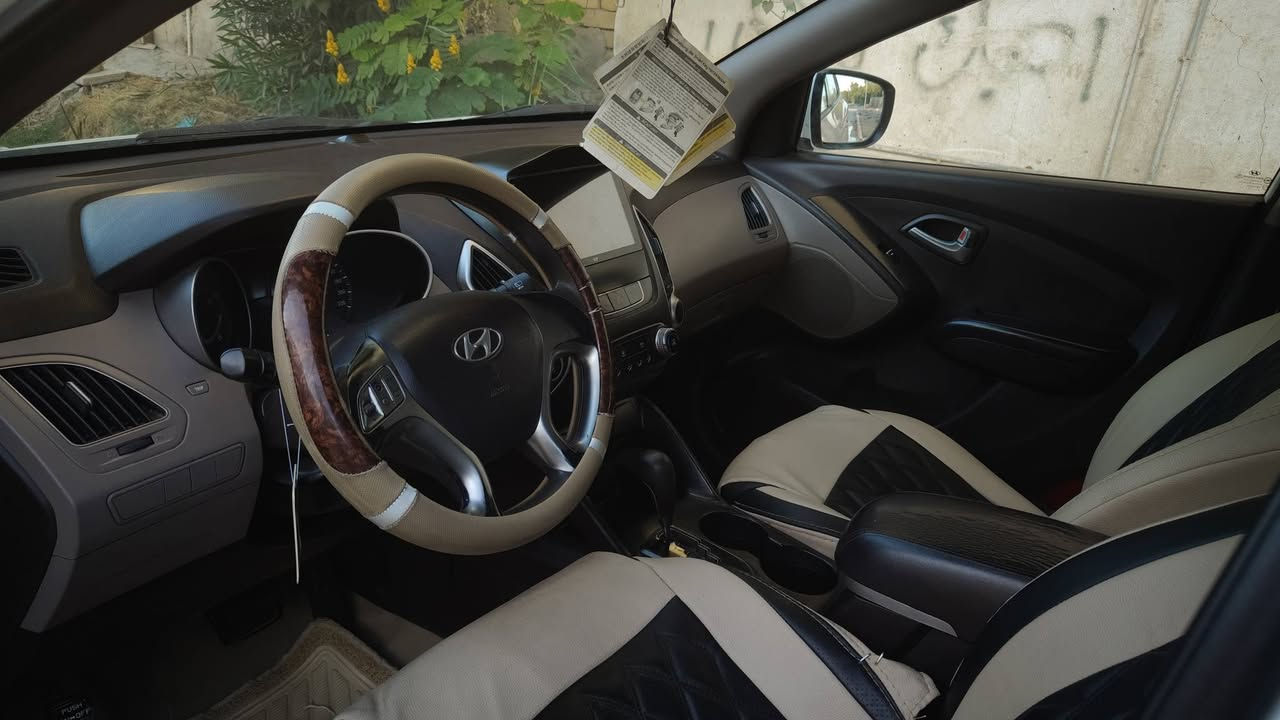 السلام عليكم هونداي توسان 2013 وارد خليجي محرك 2000 دوش بيئها رشات  الجهه اليسرئ فقط بدون داخل   مع طرف الجنطه رقم بصره تحويل مباشر ماشيه 177 الف السعر 130 وبيه مجال بسيط للاستفسار *********** مكاني ذي قار قضاء الشطره
