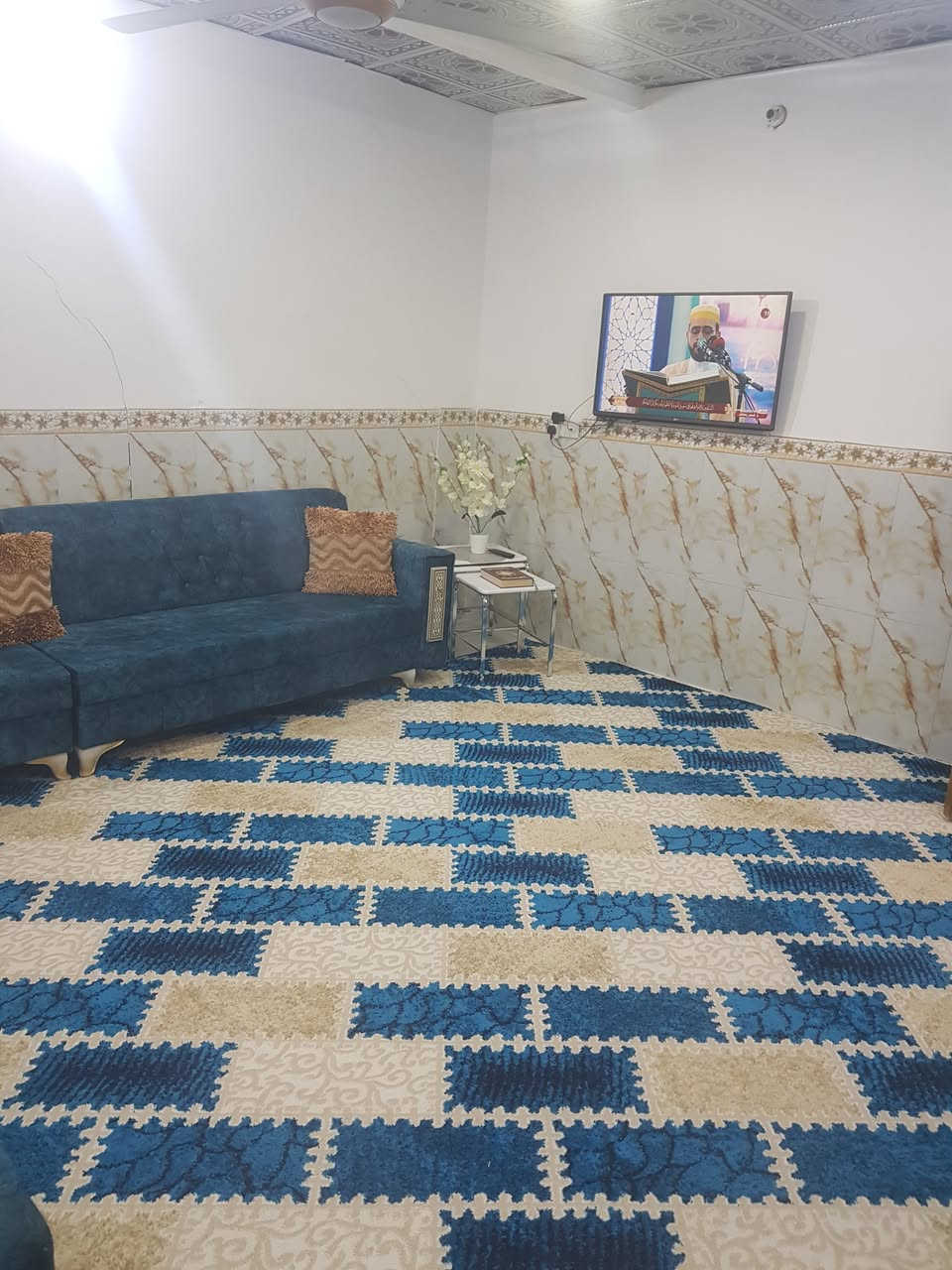 دار طابو صرف في حي العامل المنطقة السابعة سادس بيت عن شارع حي العامل بناء مسلح الارضية بورسلين والجدران سيراميك مع سقوف ثانوية   تتكون من طابقين الاول صالة كبيرة على احد جوانبها  كاونتر  وكذلك غرفة نوم بالاضافة الى صحيات عدد2 شرقي وغربي  الطابق الثاني غرفة نوم كبيرة بداخلها حمام وصحيات وصالة صغيرة. المساحة 65 م مربع. للاستفسار الاتصال على الرقم ***********
