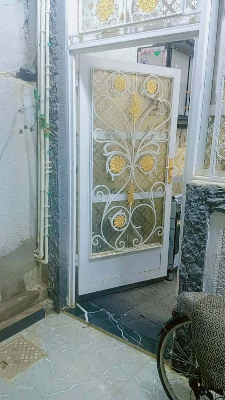 سلام عليكم بيت للبيع مساحه 100 مربع طابقين ركن  طابو زراعي سند 25 شارع عرض 10متر تبليط باب البيت خدمات كامله (ماء كهرباء مدارس مولده ذهبي قريب على سوق نادر)الموقع نادر الثالثة تاجيه الزراعي قرب شارع الحي الصناعي السعر 85 وبي مجال لاستفسار *********** متوفر واتساب مكلف بنشر للاستفسار الاتصال على الرقم الموجود بالاعلان
