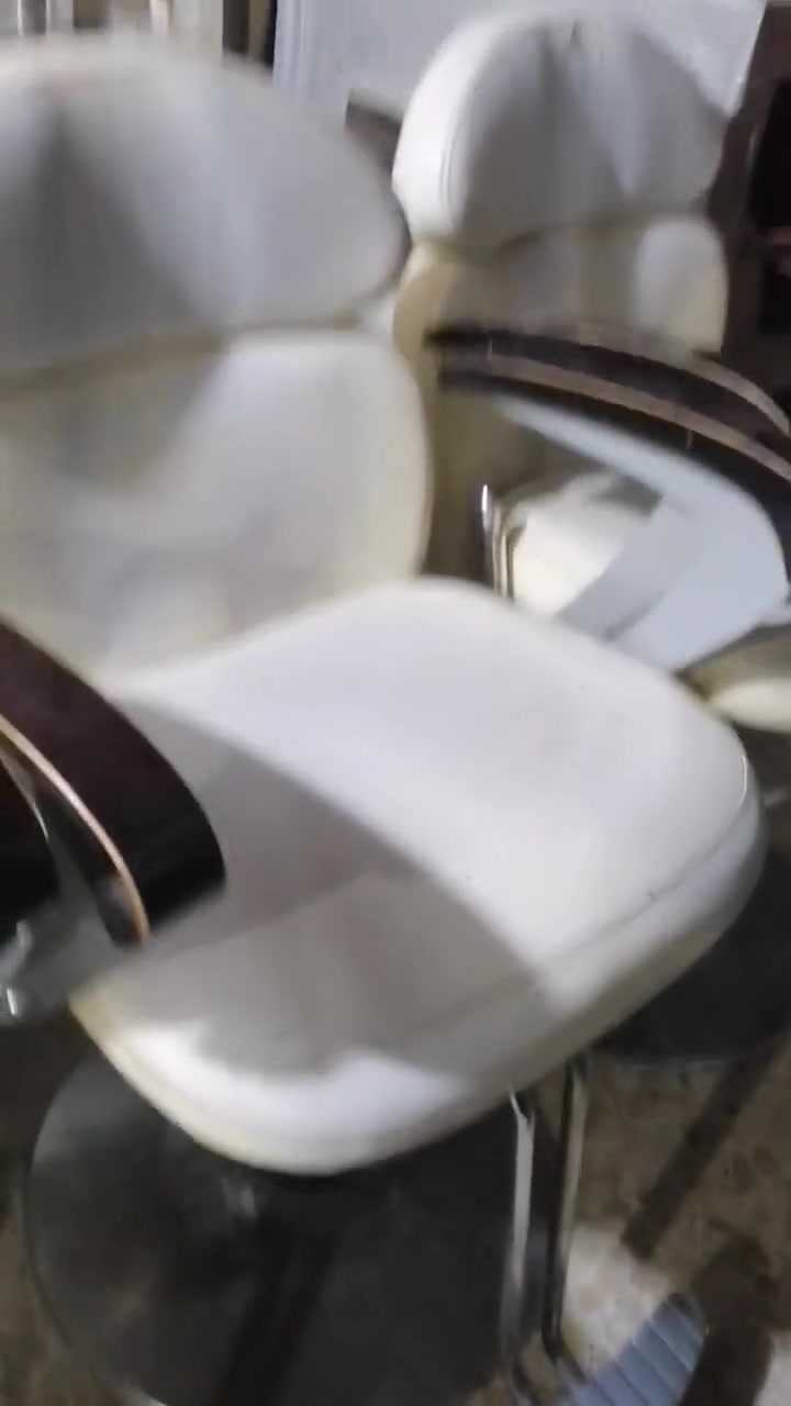 السلام عليكم كراسي عدد ٣ قطع كلهن اب ٢٥٠ بغداد حي القاهره ***********
