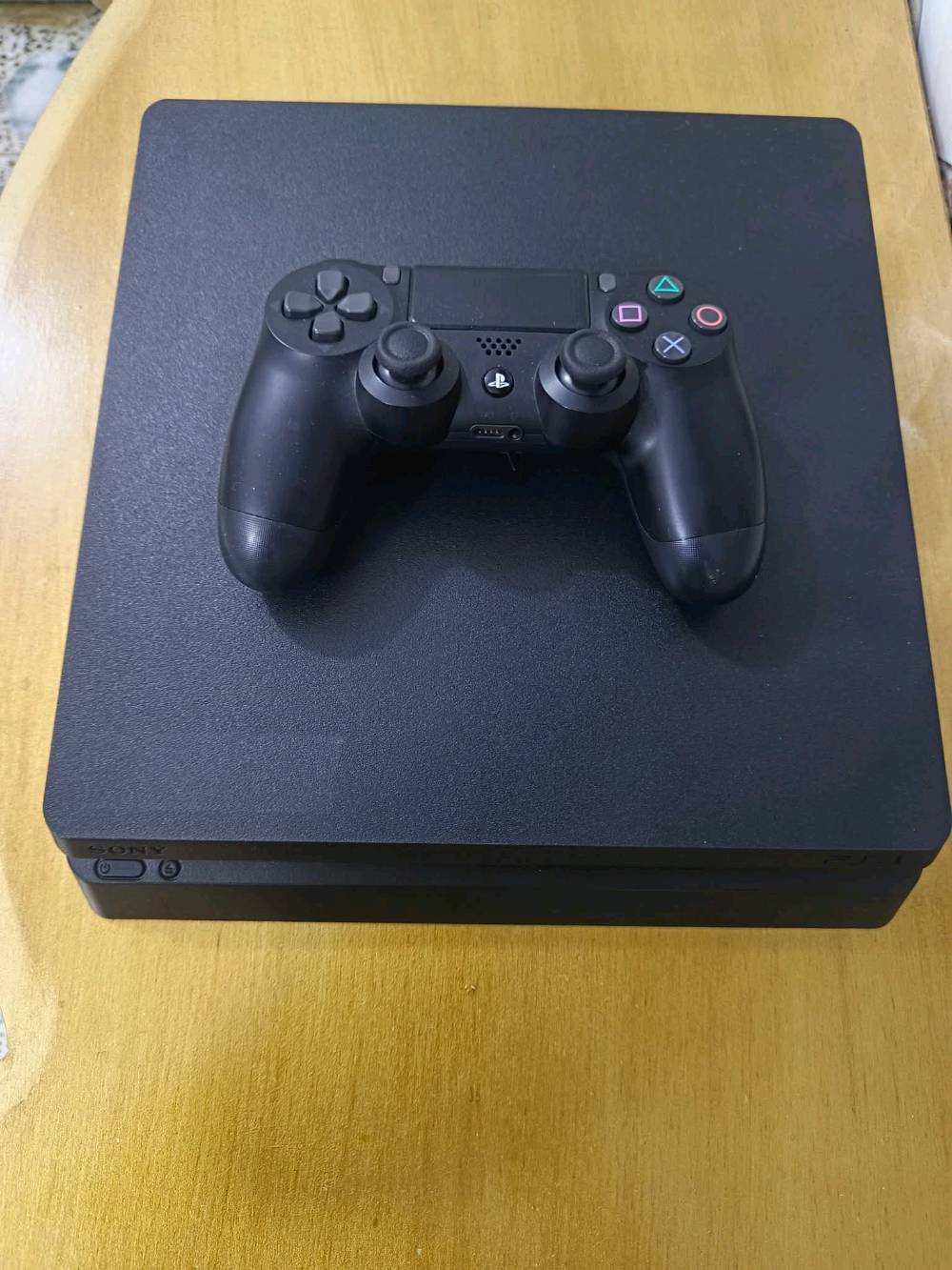 جوستك بلي فور اصلي مال جهاز 
يعني لا كوبي ولا تجاري ولا باله ( مال جهاي الشخصي )

موجود جوستك مال بلي فور اصلية مع جلاتين سيليكون هدية تحافظ عالجوستك انطيها مجانا

مكاني ديالى بعقوبة واكدر ادزها الك توصيل وين ما كان مكانك