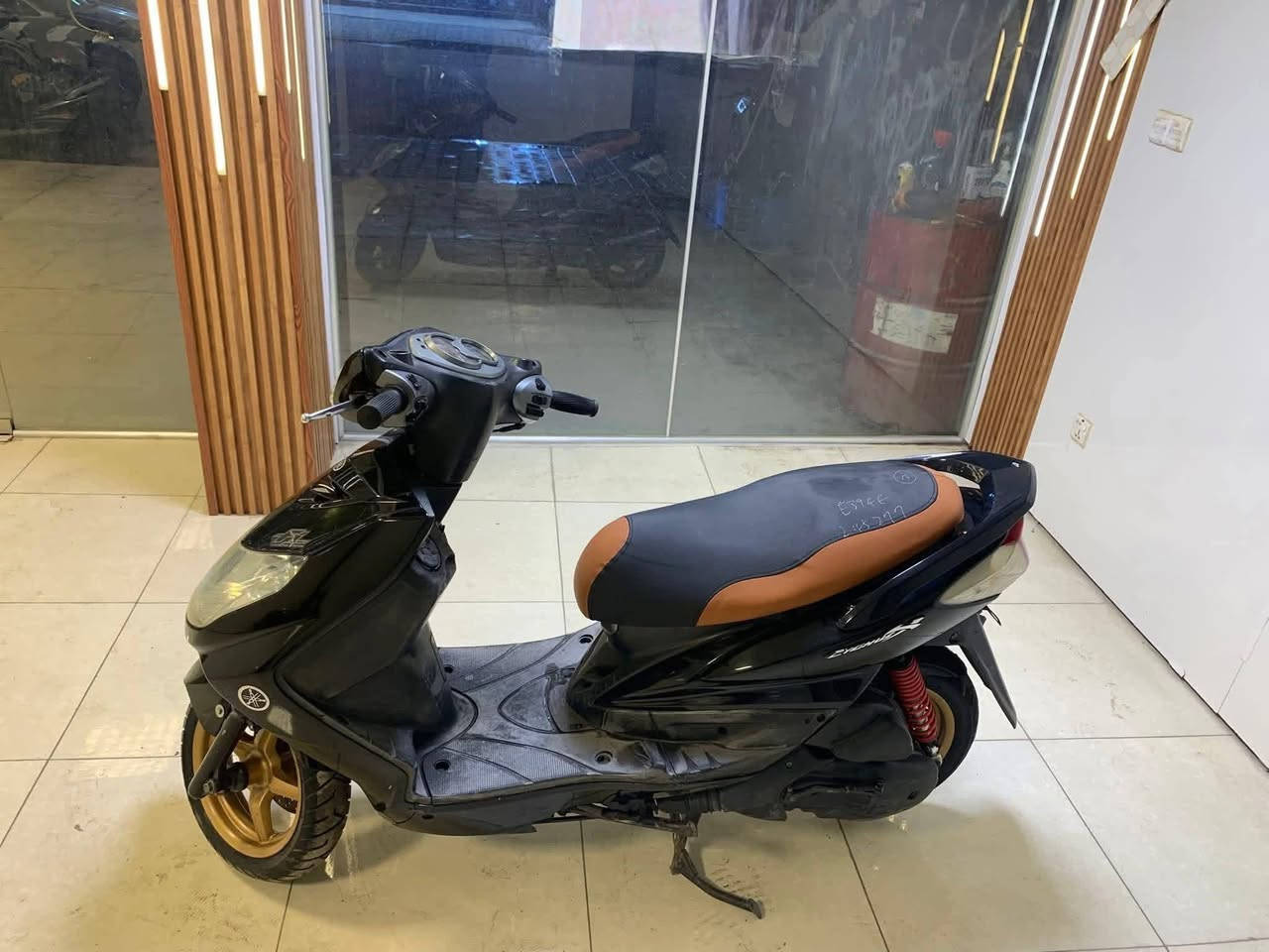 السلام عليكم دراجه سكنس للبيع الدراجه كلش حلوه مكينه ناعمه مثل ماتشوف بعينك كلش حلوه بيه تزويد من الشركه كلج امامي شلعه شك بلكاع الدراجه كامله مكمله جيب فيتر وفحص على راحتك بعده جديده وآلله ومراوس عادي السعر 800 وبيه مجال العنوان الامين الثانيه رقم الهاتف *********** بيك خير وتدلل
