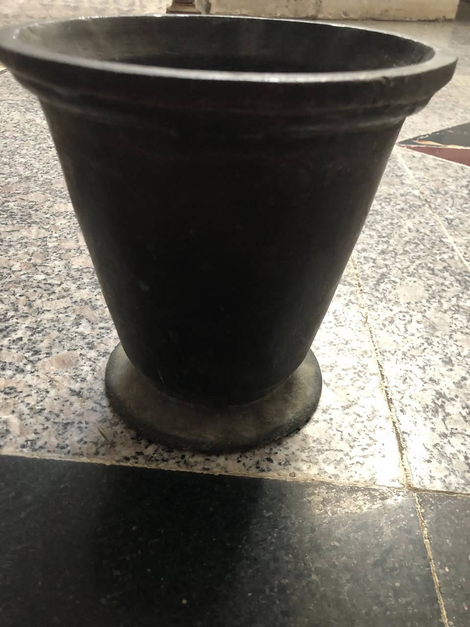 السلام عليكم هاون للبيع قديم صار اكثر من 40سنه عدنه  بدون يده بقه بس الهاون ارتفاعه 19/ب18ونص الوزن الثقيل 
اخوان انا ماعرف بيهن السعر قفل قفل ب75 مكان البصرة ماعندي خدمة توصيل ***********
