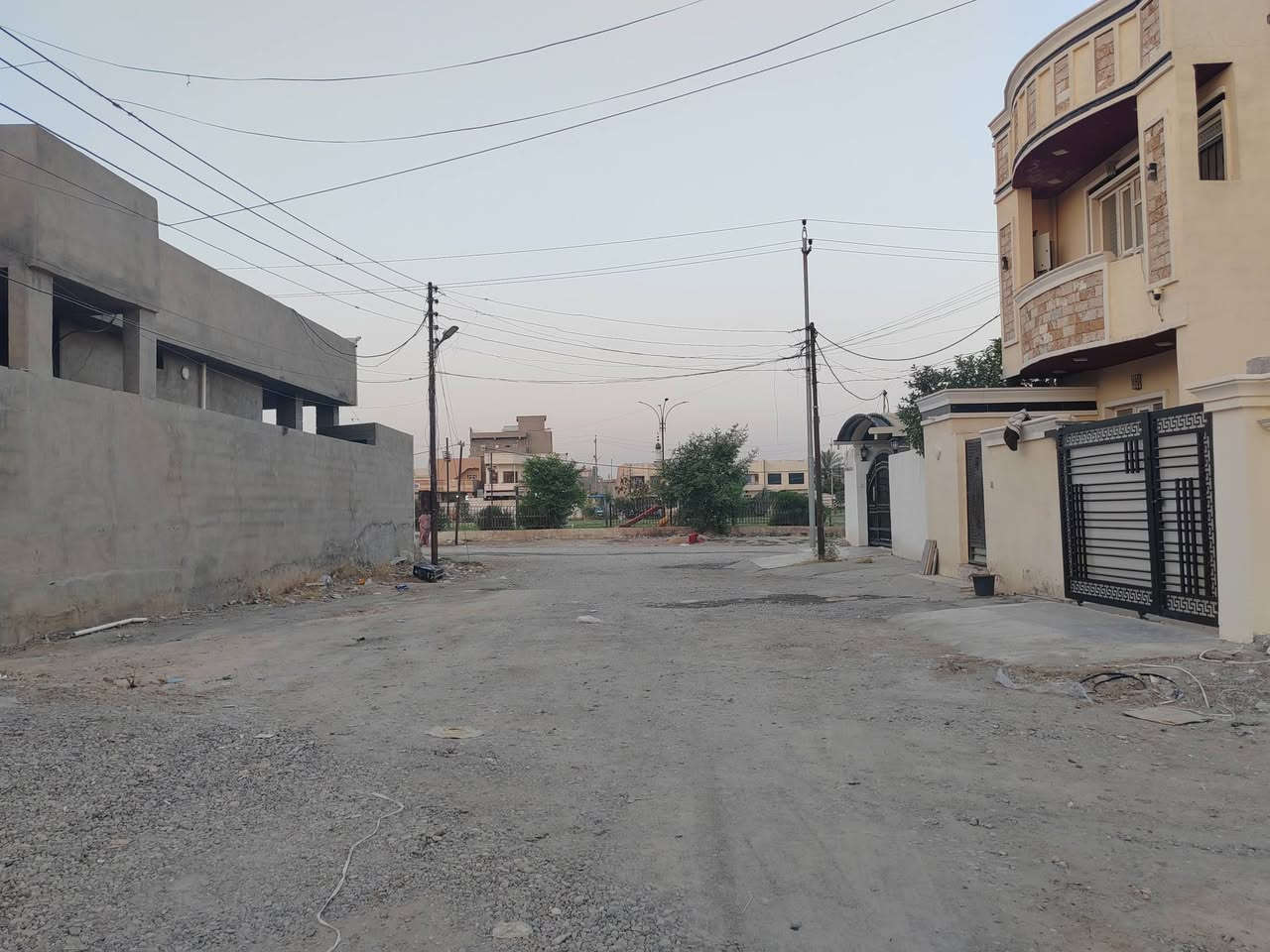 قطعه أرض للبيع  في الزهور بسعر مناسب السعر ١٠٠ مليون وقابل للتفاوض ..
مساحة ٢٠٠ م²
واجهة ١٠ م²
النزال ٢٠ م²
 موقع العقار
تكريت منطقة الزهور الخامسة قرب كلية التربية للبنات او خلف غصن الزيتون.
#للإستفسار
***********
***********
