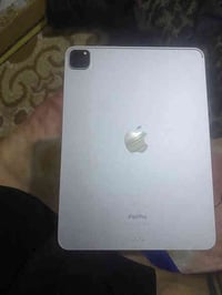 ايباد برو m2   جهاز واضح كدامك بل صوره نضيف و غراضه كامله شاحنة و كارت...