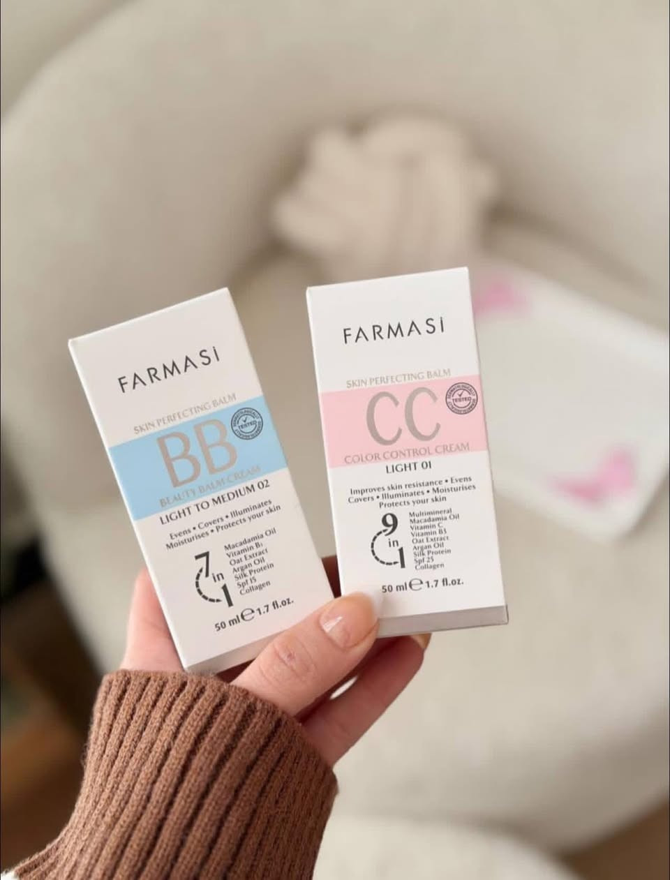 🌸 BB     
كريم يومي متعدد الفوائد 7 في واحد من الزيوت الطبيعية المفيدة للبشرة يمنحك بشرة طبيعية، موحّدة ومشرقة من أوّل استعمال ✨
مثالي للاستخدام اليومي وللمكياج الخفيف 
💎 الفوائد:
🎨 يوحّد لون البشرة ويخفي العيوب البسيطة
💧 يرطّب البشرة بعمق ويمنحها نعومة
✨ يعطي تغطية خفيفة إلى متوسطة بدون تكتّل
🧴 يترك البشرة بمظهر صحي وطبيعي
☀️ يحتوي على عامل حماية من الشمس SPF
🌿 مناسب لكل أنواع البشرة، حتى الحساسة
📌 مناسب لكِ إذا:
تحبين المكياج الخفيف
تريدين إطلالة طبيعية يومية
تبحثين عن كريم عملي وسريع
🌸 CC    
كريم متطوّر 9 في واحد من الزيوت الطبيعية المفيدة للبشرة لتصحيح لون البشرة وتوحيدها مع عناية متكاملة ✨
مثالي للبشرة التي تعاني من الاحمرار، التصبغات أو عدم توحّد اللون.
💎 الفوائد:
🎯 يصحّح لون البشرة ويعالج الاحمرار
🎨 يوحّد لون البشرة بفعالية أعلى
💧 يرطّب ويغذّي البشرة
✨ تغطية متوسطة مع لمسة ناعمة
☀️ يحتوي على عامل حماية من الشمس SPF
🌿 يمنحك بشرة مشرقة ومشدودة
📌 مناسب لكِ إذا:
عندك تصبغات أو احمرار
بدك تغطية أقوى شوي من BB
بدك بشرة موحّدة ومشرقة طول اليوم


**إذا كنت صاحب هذا الإعلان وتريد حذفه لأي سبب، رجاءا أرسل رسالة إلى الدعم الفني**