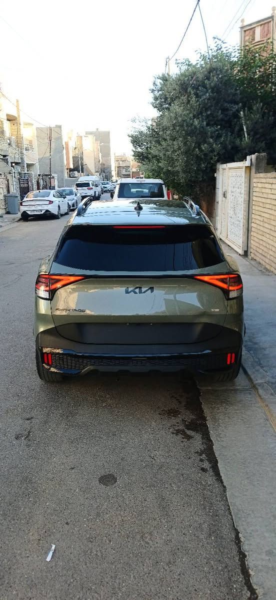 ​🚗 للبيع: كيا سبورتج هايبرد بلك إن 2025 SX Prestige (فول مواصفات) 🚗
المحرك والأنظمة: هايبرد بلك-إن (Plug-in Hybrid) تعمل بـ 3 أنظمة تشغيل (بنزين، هايبرد، وكهرباء شحن منفصل). اقتصادية وخارقة بالمشي.
​الوارد: أمريكي 🇺🇸 (مرقمة وجاهزة بالكامل بدون أي نقص).
​المسافة المقطوعة: 4,000 ميل فقط (قابلة للزيادة البسيطة).
​الألوان: خارجي زيتوني مميز (Olive Green) / داخلي جلد نيلي مائل للسواد ملكي.
​✨ أبرز المواصفات (SX Prestige الأعلى صنف):
​كاميرات محيطية 360 درجة (Surround View Monitor).
​ميزة التقديم والترجيع الذكي عن طريق الريموت الماستر.
​شاشات بانورامية مزدوجة عملاقة + نظام صوتي Harman Kardon.
​عرض النقطة العمياء بالعدادات عند الإشارة.
​سقف بانوراما، مقاعد كهرباء (تدفئة وتبريد)، تدفئة مقود.
​رادارات أمان كاملة، شاحن لاسلكي، وباب خلفي ذكي.
​📋 تفاصيل الحادث:
​ضربة بسيطة بالجاملغ الخلفي خلف السائق، مع تصليح نصف الباب الخلفي (بدون تبديل وبدون فتح). الشغل نظيف ومتقن 100% بحالة الوكالة.
​💰 السعر والتواصل:
​السعر المطلوب: 225 ورقة (قابل للتفاوض البسيط بعد المعاينة).
​مكان التواجد: بغداد - الغزالية.
​للتواصل والاستفسار: 📞 ***********

