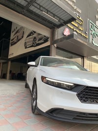 سيارة هوندا أكورد موديل حديث، لون أبيض، بحالة ممتازة. مزودة بشاشة لمس ...