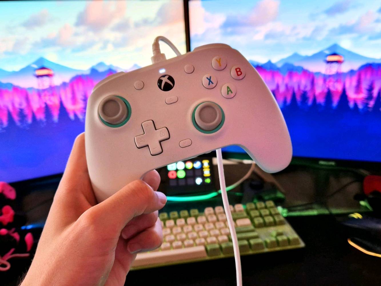 بيعت دراع ألعاب متوافقة مع أجهزة إكس بوكس وبي سي، باللون الأبيض، في حالة جيدة. انسيابي وسهل الاستخدام، يشتغل بسلاسة مع معظم الألعاب. مثالي لمحبي اللعب المحترفين والمبتدئين على حد سواء. الدراع فيه مدخل للميتروفون ومنافذ مختلفة لزيادة التفاعل والراحة أثناء اللعب.