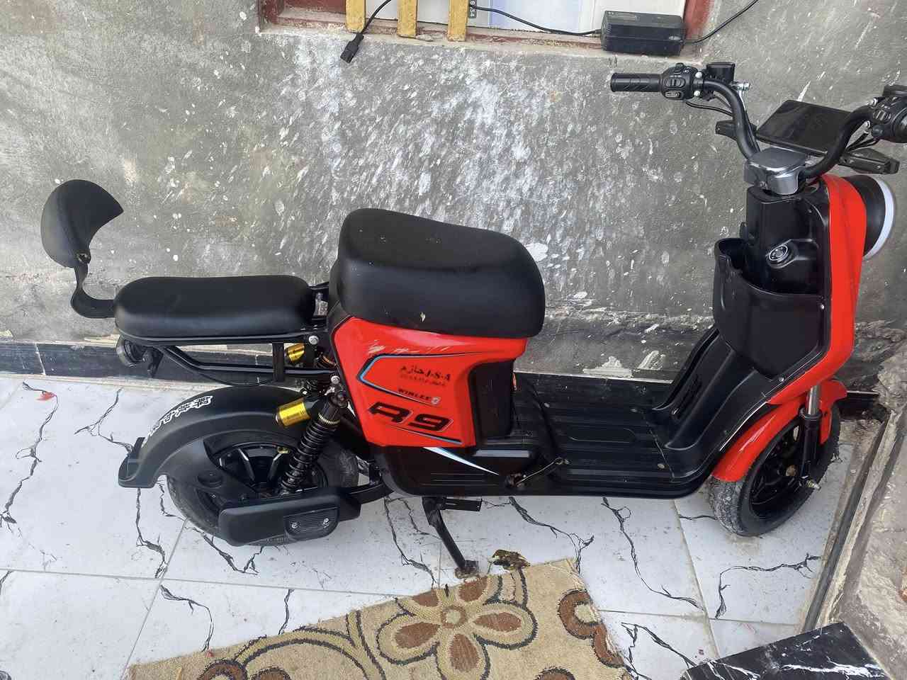 سلام عليكم دراجه أر ٩للبيع  دراجه نضيفه ما مستخدمه هواي//سعر ٣٧٥//وبيه مجال حك جيه //***********واتساب
