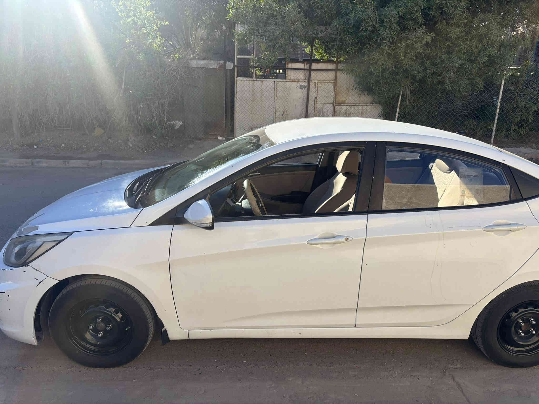 اكسنت ٢٠١٧ 
مكينة ١٤٠٠ خطرة وحدة
السيارة عليها ادامة كامله
تبريد خير من الله
صدر امامي خلفي 
تايرات جديدة
باتري جديد
تخم نوزل جديد
منظومة ماء جديده
السياره ماشيه ١٩٣ الف كيلو متر
بيها ضربة بلباب عكس السايق موضحها بلصور على وضعها ممصلحه ولجاملغ ل امامي ل يم لباب بارد السياره مابيها صبغ 
السيارة باسمي رقم بغداد انكليزي سنوية لل٢٠٣٠
السعر ٩٥ وبيها مجال 
*********** غير متواجد على الفيس
