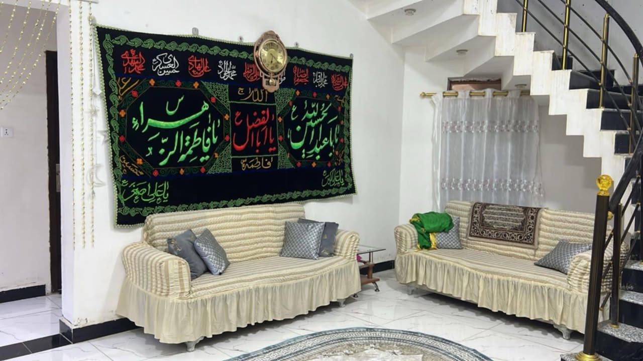 بيت للبيع بناء سنة 2024 طابقين في ابو الخصيب عويسيان قرب مدرسة الإعلام 
البناء طابوق للطابقين عدا الستارة والبيتونة فرمستون وبلوك
البيت طابو زراعي والمالك عراقي موجود 

مكونات البيت :
 الطابق الأول (الارضي) يحتوي على (غرفتين+صالة ومطبخ +إستقبال +كراج +صحيات+حمام+صحيات خارجية  + منور عدد 2 )
الطابق الثاني :
شقتين منفصلتين :
الشقة الأولى درجها معزول 
تحتوي على :
غرفتين منام +صالة مفتوحة + مطبخ +صحيات+منور+بلكونة
أما الشقة الثانية ناقصها فقط تشطيب كاملة تحتوي على :
غرفة 1
صالة كبيرة 1
صحيات 1
مواصفات البيت :-
-المساحة الكلية 228 متر
مساحة البناء 310 متر للطابقين 
- الواجهة  12وربع متر 
 -والنزال 19 متر 
علمآ ان الطابق الأرضي كهربائياته معزلة عن الطابق الثاني من ناحية الكيبل والدكم والجوزات الخ ..
والطابق الثاني كذلك ......
- الكهربائيات:- الجوزات والدكم والبلك سويج  شركة اوزن الاصلي 
علمآ يوجد خط ثاني لكل طابق 
ويوجد كذلك خط انترنت كامل .
البيبان والشبابيك :-
الشبابيك مع الكتائب cnc للطابق الأرضي والطابق الثاني. 
-الجنلات والفريمات 4 ملم .
-وبيبان الغرف والاستقبال شغل عراقي صاج درجة أولى للطابقين . 
-والجراجيب ماليزي جاوي .
-بيبان الصحيات المنيوم تفصال للطابقين.
ملاحظة/ المنطقة جديدة ومعزولة عن المنطقة المجاورها كاملة من ناحية الخدمات
 البيت يبعد عن الشارع العام الرئيسي 150 متر .
 رايده (245 مليون) وبي مجال تواصل وتساب ***********
