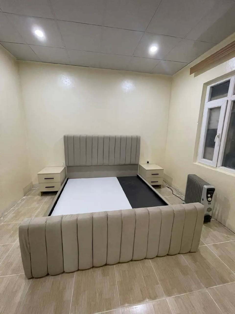 ✨ غرفة نوم راقية… ذوق ونظافة ولمسة فخامة! ✨
للدلال والراحة… جهزّنا لكم أحدث موديل غرفة نوم كاملة بلون عاجي هادئ يفتح النفس ويكبر المكان ❤️
🛏 سيت كامل يتكون من: • تخت مودرن مبطّن قماش مخملي ناعم
• ميزين جانبيات عملية
• دولاب كبير مع مرايا بكامل الواجهة
• تسريحة واسعة مع أدراج مرتبة
🎨 اللون العاجي الفاتح يمنح الغرفة هدوء وأناقة ويضوي المكان حتى لو الإضاءة خفيفة.
✔️ تصميم عملي
✔️ خامات قوية
✔️ تنسيق مثالي لكل المساحات
🔸 إذا تدور على غرفة نظيفة، مرتبة، مودرن ومناسبة لكل ديكور… فهذا التصميم خيار مثالي!
#المهندس_للمطابخ_التركية_والأوربية 
#غرف_نوم #درسنك_روم #كاونترات #غرف_نوم #أربيل #مطابخ #تصميم #مهندس #قرية_الاسبانية #كراند_مجدي #ترند


**إذا كنت صاحب هذا الإعلان وتريد حذفه لأي سبب، رجاءا أرسل رسالة إلى الدعم الفني**