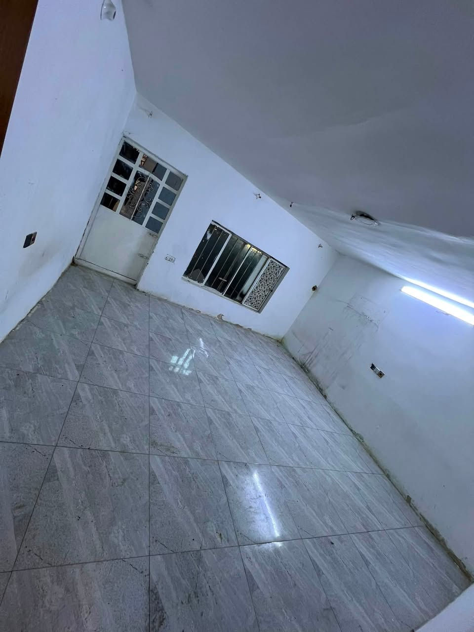 السلام عليكم ورحمة الله وبركاته
يتوفر بيت مساحته ١٠٠ متر يحتوي على مدخلين استقبال واسع ومطبخ وحولي مع خدمات خدمات تبليط مجاري قرب الشارع السايدين للمنطقه العنوان بغداد منطقة الانتصار شارع ابو سمير ابو الغاز السعر مناسب للاستفسار 

***********
