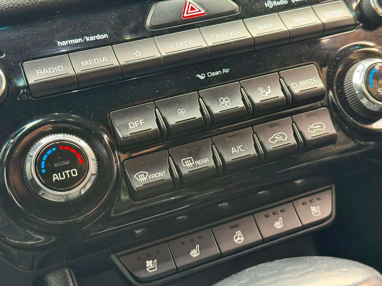 السلام عليكم…
Kia Sportage SX

موديل: 2022

الرقم: بغداد

المحرك: 2.0T-GDI

المواصفات:

* الفئة SX فول سبورت بانوراما

* كير 6 نمر

* بصمة تشغيل

* بصمات أبواب وجنطة

* سايد بريك بصمة

* نظام ترحيب عند الاقتراب

* شيفتات سرعة

* مثبت سرعة

* توقف ذاتي

* 3 وضعيات قيادة (نورمال، اقتصادي، سبورت)

* رادار أمامي وخلفي

* حساسات أمامية وخلفية

* نقطة عمياء

* كاميرا تدور بحركة المقود

* المرايا شفط كهربائي

* إشارات بالمرايا

* الجنطة شفط كهربائي

* جنطة ذكية تفتح عند الاقتراب

* كشنات أمامية كهربائية

* كشنات جلد

* كشنات حار / بارد

* تدفئة مقود

* نظام مناخ منفصل

* مقود حرف D

* تحكم جهتين بالمقود

* شاشة أعطال

* شاشة كبيرة

* أوتو دم

* نظام منحدرات

* مانع انزلاق

* تحديد مسار

* ويل 19

* بدلات نيكل

* 8 سماعات دمام

* نظام حكاية

* 12 وسادة هوائية في الجسم والكشنات

* شاحن وايرلس

* 3 منافذ طاقة ومنفذ USB

* LED ليلي نهاري

* بروجيكتورات

* اريل نكفيشن

* 4 ويل كروم

* ماشية 76 ألف ميل

* جميع الإيرباكات سليمة

* بدون حادث، فقط تخريب

*  صبغ جاملة خلفي أيمن 

* بارد صندوق

السعر المطلوب: 195 ورقة و(بيهة مجال)

رقم الهاتف: ***********
