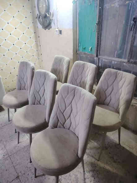 كراسي عدد ٦ نضيفات قماش نضيف سفنج عالي بـ سعر البلاش عنوان الحمزه الغربي حي العسكري للاستفسار ***********
