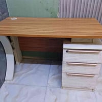 ميز للبيع السعر ٦٠  مكانه ابو دشير  للاستفسار ٠٧٧٣٤٩٦٤٩٣٣