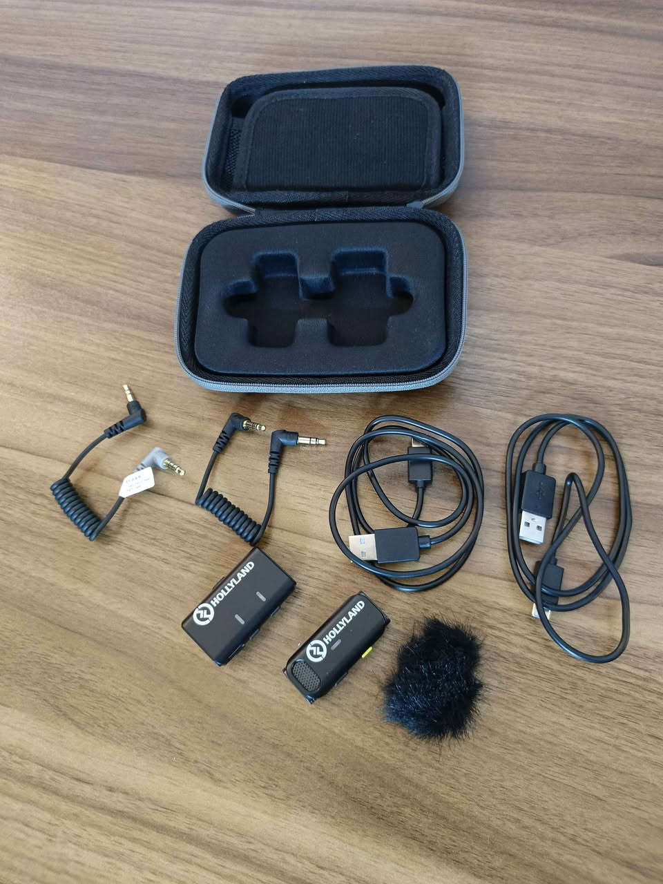 السلام عليكم..
للبيع عدة تصوير احترافية متكاملة، الأغراض مستعملة استعمال قليل جداً وبحالة ممتازة، ما بيها أي خلل أو خدش ومناسبة جداً لصناع المحتوى، اليوتيوبرز، أو المهتمين بالتصوير.
📦 تفاصيل العدة:
1️⃣ كاميرا كانون (Canon EOS 250D): كاميرا غنية عن التعريف، شاشتها متحركة (تفيد جداً بالفلوقات)، مع عدسة كانون الأصلية (18-55mm IS STM).
2️⃣ مايكروفون لاسلكي (Hollyland Lark M1): مايك احترافي، نسختين (قطعتين إرسال وقطعة استقبال) مع علبة الشحن وكل وايراته، عزله يجنن وصوته نقي جداً.
3️⃣ ترايبود احترافي (Jmary KP-2294): حامل كاميرا وموبايل متين وثقيل، بي ميزة التصوير الأفقي والعمودي (Top-down) يفيد بتصوير المنتجات على الميز.
4️⃣ إضاءة (Softbox): سوفت بوكس مع الستاند الخاص بي، ينطي إضاءة ناعمة واحترافية للفيديو.
5️⃣ ذاكرة خزن (SanDisk Ultra 256GB): رام مساحة عملاقة وسريع جداً (150MB/s) يتحمل تصوير فيديوهات طويلة بدقة عالية بدون تقطيع.
6️⃣ حقيبة كاميرا (Canon EOS): جنطة أصلية ومبطنة لحماية الكاميرا والعدسة.
💡 ملاحظة: العدة تنباع كاملة سيت واحد.
📍 المكان: بغداد - جسر ديالى.
📞 للتواصل: [***********].
💵 السعر: [900,000] بغداد, العراق
