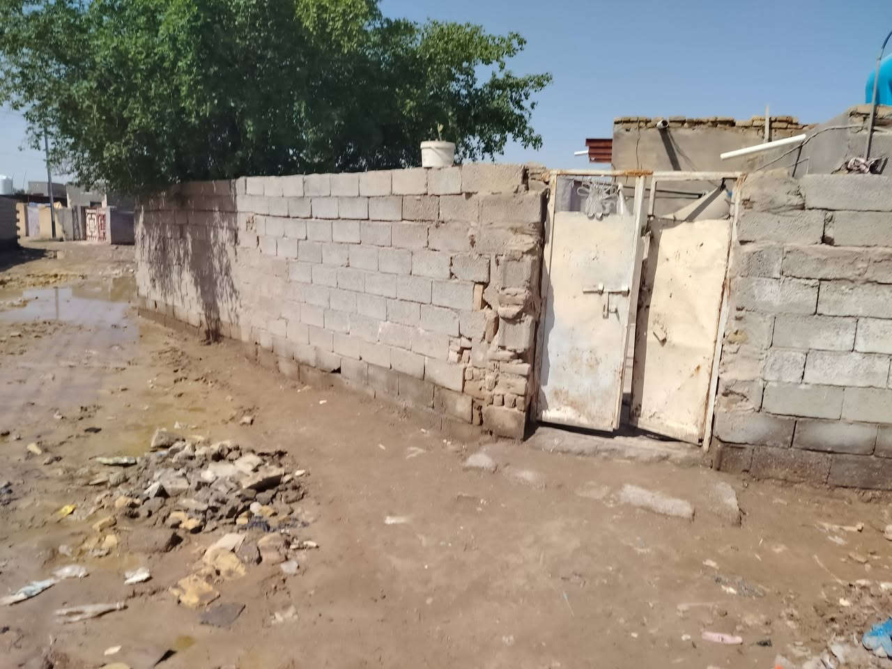 دار للبيع المساحه 600متر حي الزهراء (سبع نيسان)  للتواصل 
***********
