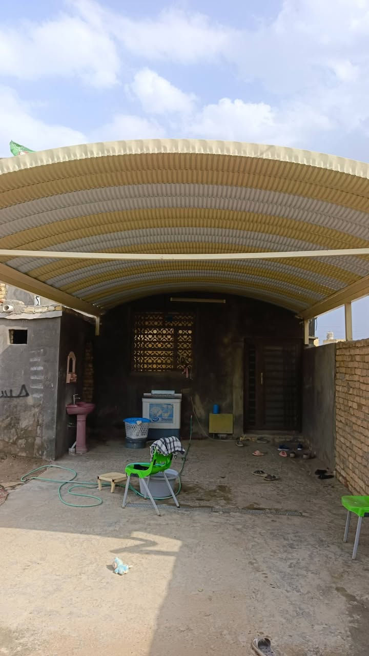 سلام عليكم بيت زراعي للبيع 200 متر نحيت سديناويه نهايت صفي الدين قرب مكتب الغاز ويحتوي عله غرفتين وصاله ومطبخ وحمام داخلي تواليت خارجي بس عوزه دانيه واني ذبله طابوك هاذه رقمي *********** وسعر ٧٠ وبي مجال
