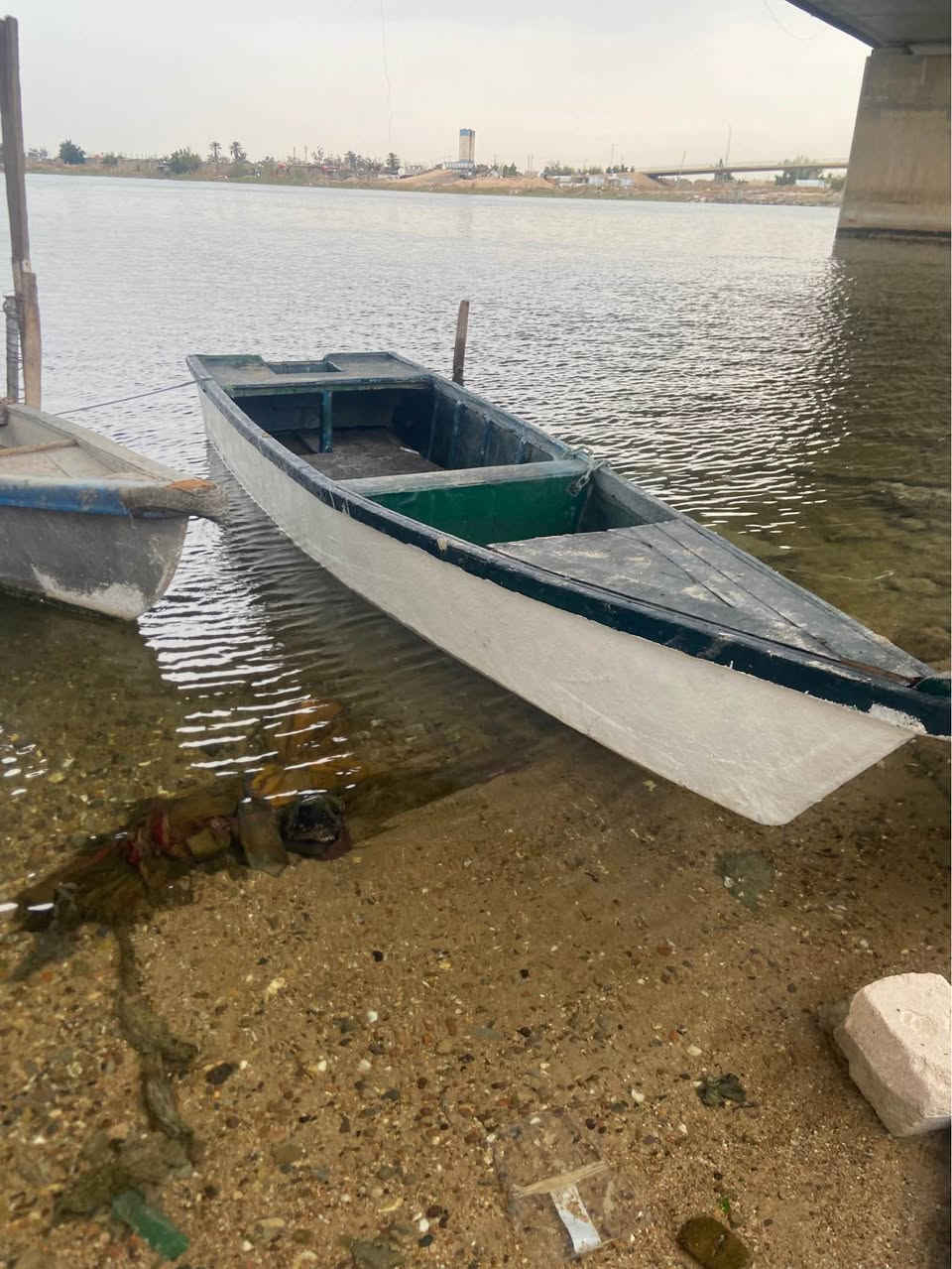 سلام عليكم اخوان زورق جاهز مجهز ما نقصه شي تاخذه اتلف راسك وتنام الله وكيلك توه امعمره وصبغ جديد ويا مكينه ام 15 ماليز محرك راقي وما يتعبك الله وكيلك مكينه تاخذه تندعيلي مكاني الجزيره شط العرب  رقم الهاتف الاستفسار …***********متواجد واتساب  وبل خدمه الي يجي كل الها بيه تحياتي للجميع …… السعر  مليون 250 البصرة, العراق
