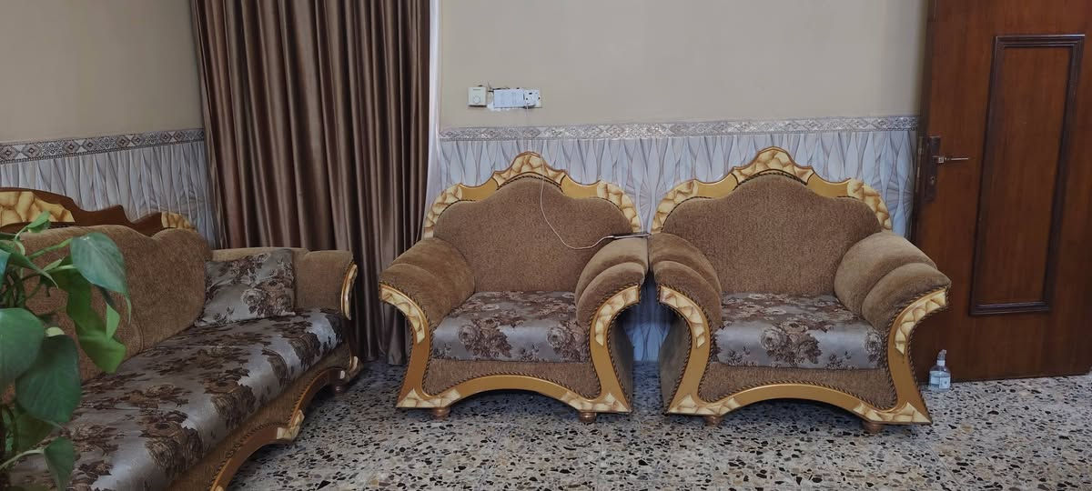سلام عليكم تخم ملكي نضيف ٤ كوشات ١٠مقاعد ٤متحركة طبلة كبيره و٤ صغيره المكان بغداد
ثعالبة *********** السعر ٧٠٠وبي مجاب
