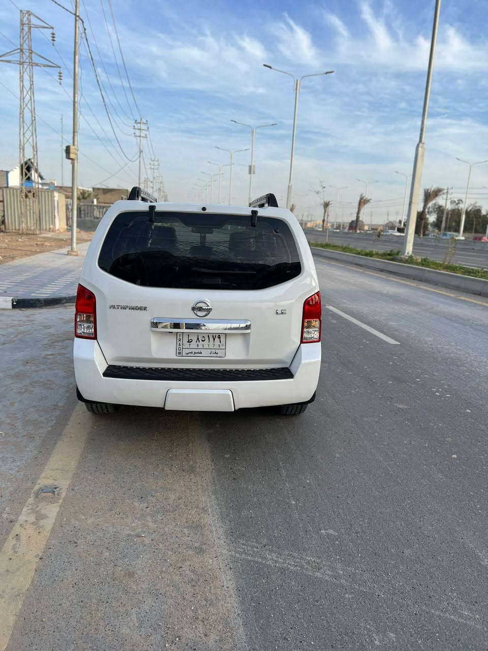 للبيع: نيسان باثفايندر 2009 - وحش الصحراء
‏​السيارة غنية عن التعريف، هيبة ومتانة وعائلية .
‏​الموديل: 2009.
‏​الفئة: LE (فول مواصفات).
‏​اللوحة: بغداد (بسمي سنويه 2028).
‏​الحالة العامة: السيارة.  شبر صبغ بل باب الخلفي سباب فاعل تخريب "نصّبة" وشلعتهه تفتح النفس،  
‏​🔍 فتحه  3وضعيات مضومه زنون لايت كهربائيّ  3وضعيات خزن ميموري 3وضعيات  من ترجع الخلف مري ينطبكن  دشبول رمادء   ساستم صوت9عداد دمام بلاد سماعات  جنجر  دفيدي شاشه عرض 
‏​المحرك: ستة سلندر، عزم وقوة كير حداديه كفاله
‏​الخارجية: لون ابيض صدفي (مثل ما موضح بالصور).
‏​الداخلية: /غرفه مقاعد كهربه حار بارد   جلد نضافه فولل تبريد ثلج (مركزي) ينسيك حر الصيف. 
‏، تايرات تخم جديد باتري جديد 
‏​السنوية: جاهزة والتحويل ثاني يوم.
‏​ملاحظة: السيارة مال بيت، مخدومة ومو مال معارض دك سلف وسافر وين ما تريد.
‏​📍 المكان: بالنجف
‏💰 السعر: [. 136] (بيها مجال بسيط للشراي الطيب)
‏📞 للاستفسار: [***********]  فدوى اللي ما يعرف قيمه السياره لا احد يعلق
