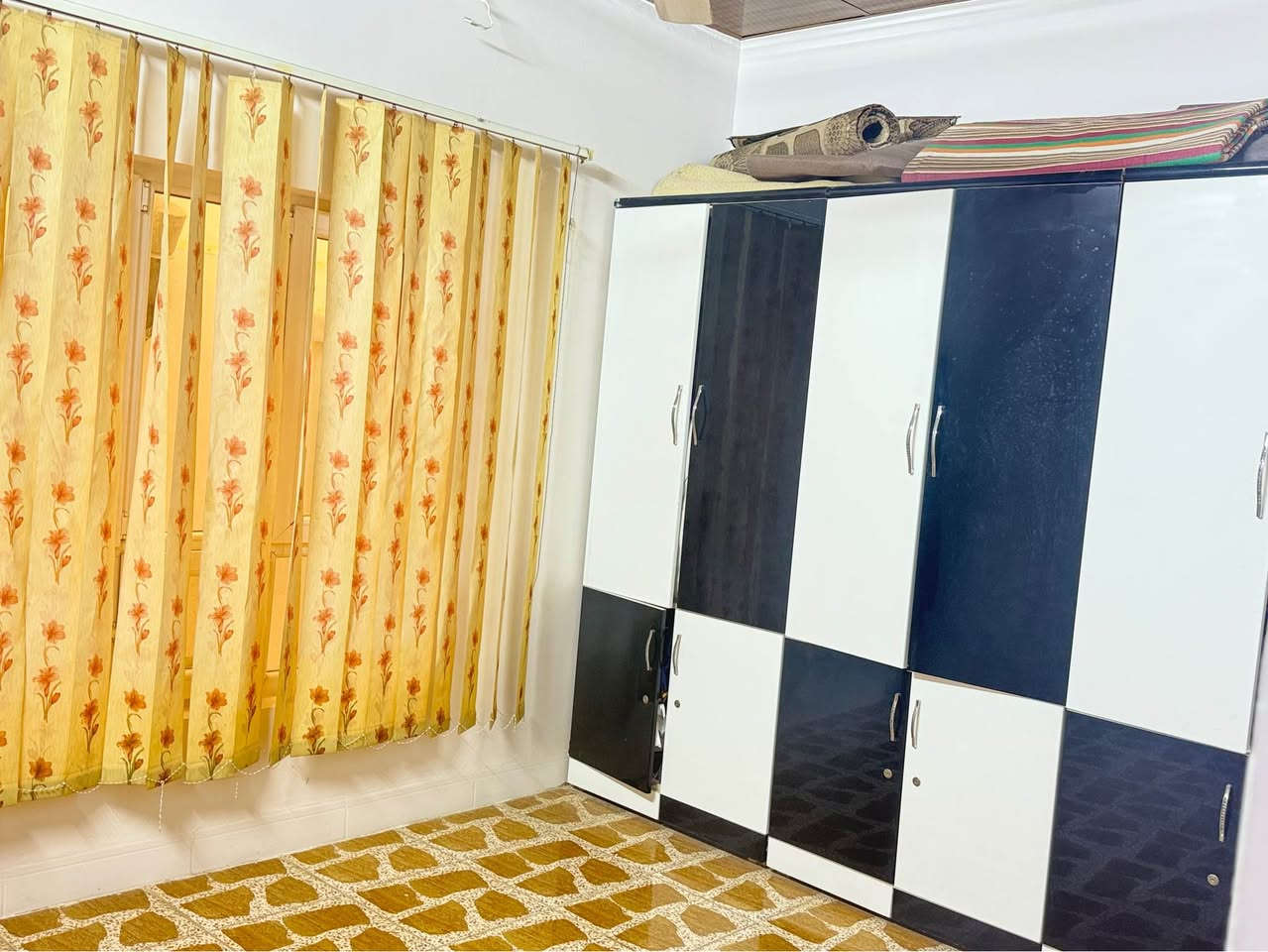 دار للبيع 240م واجهة ١٢، طول٢٠ طابقين 
داخل بيت ٢غرف نوم .اغرف استقبال ١كليدور، ١هول استقبال.مطبخ مساحه كبير، هول ويا صحيات بيها حوش خارجي 
كراج سياره حديقه 
أما فوق 
١غرف نوم ١هول صحيات
*********** كركوك, العراق
