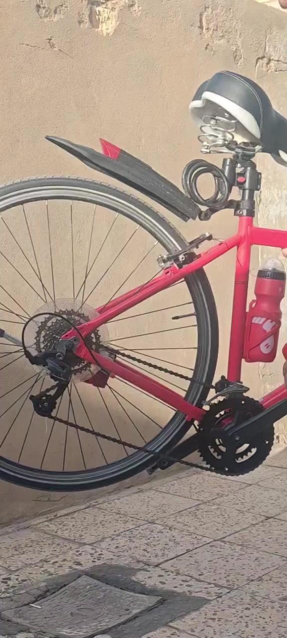 قطعه جديدة فريدة من نوعهه اقره للاخير رجائاً. 
السلام عليكم حبابينه، اخوكم من واسط،
هذه اسرع بايسكل c700 من بين كل البايسكلات الجربهه، قطعه تختلف عن البقيه بهاي الفئه و بكل ثقه اكدر اكول اسرع من بعض انواع بايسكلات الرود عن تجربة شخصيه. 
البايسكل مشتري جديد مو باله،

بايسكل (UNIVEGA MAXIMA FITNESS1.0)

من اسمه راح تعرفون انه بايسكل سرعه مخصص للرياضه maxima fitness
مواصفات البايسكل
بايسكل المنيوم بالكامل لكن وزنه قريب من وزن بعض انواع الرود، يكون اخف من اغلبيه بايسكلات ال c700
تايرات كيندا قياس 28
فريم M
سستم مايكروشفيت microshift بعدد سرعات 2x8
بريكات بروماكس promax

يجي ويا كميه ملحقات بحيث البايسكل الي يشتري ياخذه كامل مكمل كل نقص ما بي
الملحقات :
1 مطارتين لون احمر ويه لون البايسكل + ستاند مطاره لون احمر كذلك 
2 مقعد عادي
3 مقعد طبي جبير
4 جاملخات كبار
5 جاملخات زغار
6 ستاند احمر حديد ويه لون البايسكل
7 ستاند اسود
8 جنطه تتركب عل بايسكل
9 مثبت مال مبايل كلش قوي
10 قفل مال بايسكل
11 لايت خلفي
12 مثبت للهاتف بي لايت امامي
13 لايت امامي عباره عن بروجكتر مو لايت، حرفيا اكدر اكول بقوه اللايت مال دراجه
14 بم
15 النكي للتعديل 
16 جادر مال بايسكل من الشمس و المطر
17 واير شحن للايتات
18 ماسكات ستيرن رياضيه
حرفيا البايسكل تستلمه كلشي ما تعدل عليه غراضه كلهن جاهزه

اخر نقطه اكولهه، البايسكل ليش اشوفه مميز عن بقيه بايسكلات ال c700؟ السرعه مالته، حرفيا البايسكل مريح بالقياده و سريع ما شاء الله، بحيث اقوى سرعه وصلت الهه بهذه البايسكل هيه 48.7km/h عل كير الاخير و موجوده الصوره بالاخير تضهرلكم الارقام، الي كاعدين بالكوت راح يعرفون انو هذه الطريق مستقيم بدون نزول جسر، كل هذه و وزني 95kg، يعني اذا وزنك اقل ال 90 تمشي بي اسرع، 
ك بايسكل c700 يوصل هيج سرعه على هيج وزن؟ عن تجربه شخصيه اكول هنياله الي ياخذ هيج بايسكل،
لان بصراحه هيج سرعات صعبه حتى على دراجات الرود، 
اكو تفاصيل اكثر عن البايسكل للي يحب يراسلني،
مثل ما كلت البايسكل مشتري ((((جديد)))) و ليس باله، راح يصيرله شهرين تقريبا، لحد الان ما واجهت بي اي مشكله، لحد الان البايسكل ما طايح عل كاع اصلا، ولا صاير عندي بنجر و على نفس النفخه مال تايرات من اول ما جبته لهسه، و بالشوارع الوعره و الحصو و الرصيف يمشي طبيعي و عل تبليط سريع، و ويا كميه ملحقات تخلي البايسكل بدون اي نواقص او تعديلات، نضافه البايسكل اكدر اكول اكو بس شخط زغير يم الستاند ما اعرف منين اجه و هوه مو واضح اصلا، بس المهم البايسكل بالواقع احلى بهواي من الصور. 

السعر راح يكون 250 الف و بي مجال خفيف
للامانه البايسكل يستاهل اكثر، يفضل تشوف المنشور كامل و اي استفسار اني بخدمتكم، نصيحه من اخ و عن تجربه شخصيه، القطعه ما تتفوت و هنياله الي يحصله.

مكاني واسط الكوت
تتواصل وياي عل فيس
او عل واتساب ***********
او على رقمي الشخصي ***********
و بخدمتكم.
