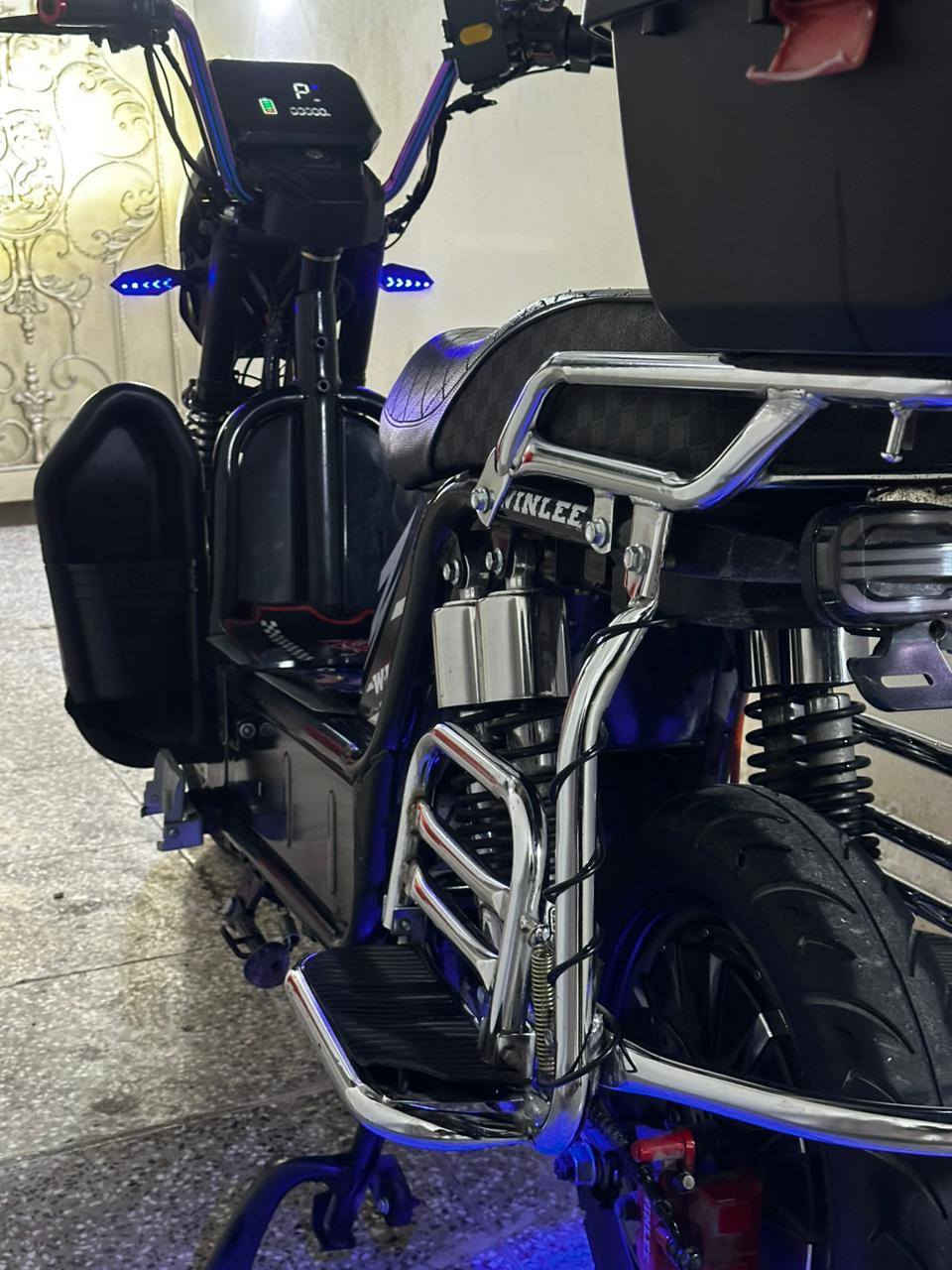 سلام عليكم دراجه شحن نوع هارلي  دراجه مستخدمه ع فحص كلها كامله  تجي وشوف بعينك  وصل شراء موجود بسمي مواصفاتها 👍

موديل 2025

بطاريات 6 دبل كبار  

السرع 4

السرعه 90 
دبل إشاره امامي وخلفي 

رجوع الخلف نضام R

لايتات عالي ناصي 

دراجه تحمل اوزانً عاليه 

بريكات دهن دسكات هدروليك 

تشغيل عن بعد 

جهاز إنذار السرقه 

قفل ستيرن 

ستاندات 2 
تعليق + صفح 
دراجه جاهزه
سعر 600 بيها مجال
بغداد حي الجامعه
***********
