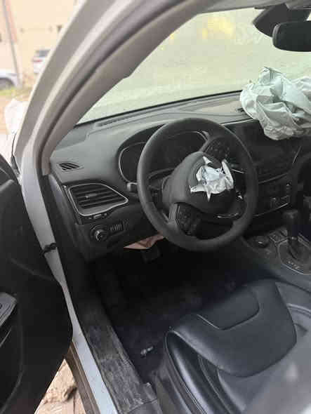 السلام عليكم 
للبيع  
جيب 
موديل2023
مواصفاات فوول 1/1
بصمه 
بانوراما
دخول جديد منفيس بسمي 
دافع كمرك  
ع حادثها سيارة تشتغل  
ب108 وبيها مجال    
الاتصال ‭0771 594 1199
مكان سيارة بغداد حي قادسية
