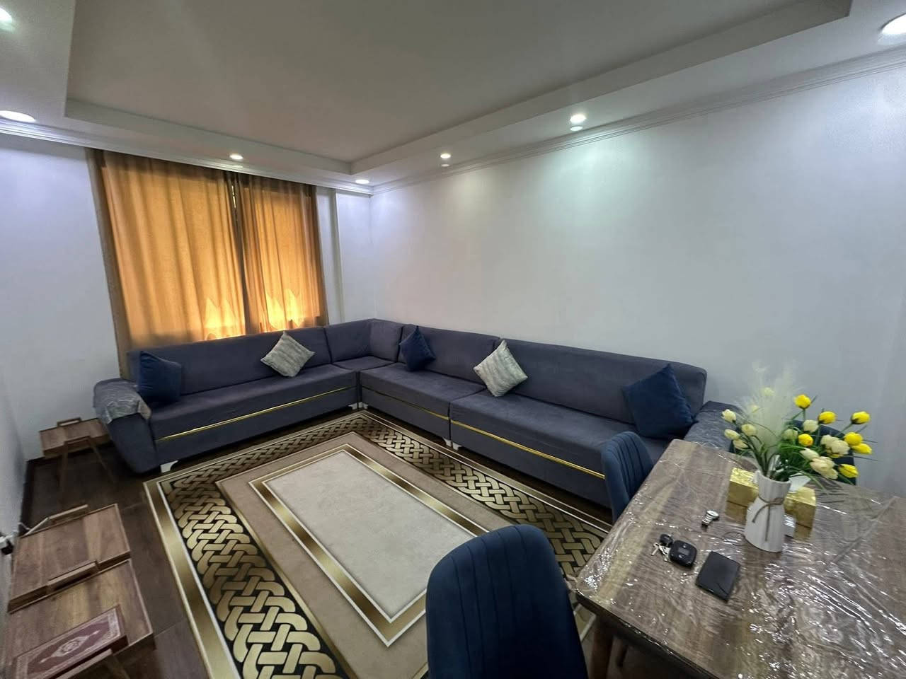 عرض جديد وحصري... 
■ شقه للبيع في مجمع روز تاور الشقة #موؤثثة بلكامل 
■ مساحه 85 م 
■ ١+١ غرفه وصاله 
■ مطبخ مفصول وصحيات
■ مجهزه الشقه سبالت عدد٢ وكونترات
■ ارضيه باركيه
■ خدمات المجمع كهرباء وماء ٢٤ ساعه سكيورتي
■ مساحات خضراء 
■ موقع المجمع مجاور شقق بلاص لايف طريق كويه
■ للإستفسار ***********
