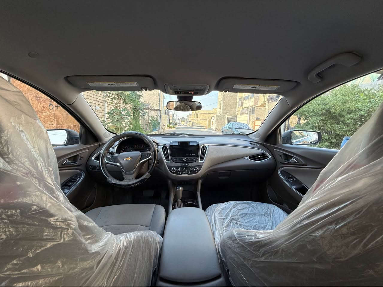 مساء الخير والبركة

🔹 للبيع: شيفروليه ماليبو
📌 الموديل: 2020
📍 المكان: بغداد – اليرموك (4 شوارع)
🚗 اللون: رصاصي مميز 
الرقم بغداد باسمي تحويل مباشر 

🔧 الحالة العامة
 • السيارة بحالة ممتازة وبوضع الشركة
 • الضرر: حافة البنيد فقط
 • مكفولة من الصبغ عدا شبر تقريباً من البنيد
 • يوجد بارد صغير بالجاملغ الخلفي داخل العراق
 • السيارة لا تحتاج أي شيء، جاهزة للاستخدام

⚙️ المواصفات
 • 🔹 محرك 1.5L توربو – 4 سلندر
 • 🔹 ويل كب قياس 17 مع تايرات بحالة ممتازة
 • 🔹 بصمات عدد 2 للأبواب + بصمة تشغيل + بصمة جنطة
 • 🔹 لايتات صفر + كشافات دعامية LED
 • 🔹 شاشة داشبورد كبيرة (حجم آيباد) للتحكم الكامل بإعدادات السيارة
 • 🔹 كاميرا خلفية أصلية دوّارة مع الستيرن
 • 🔹 كشنات جلد لون بيجي
 • 🔹 Auto Stop
 • 🔹 تحكم كامل
 • 🔹 نظام تحديد المسار
 • 🔹 تشغيل عن بُعد
 • 🔹 نظام صوتي مميز
 • 🔹 ستيرن مالتي فنكشن (بلوتوث – مكالمات – كروز كنترول – تحكم صوت)
 • 🔹 نظام ABS مانع الانزلاق

💰 السعر

127 ورقة مع مجال بسيط

📞 للاتصال: *********** بغداد, العراق
