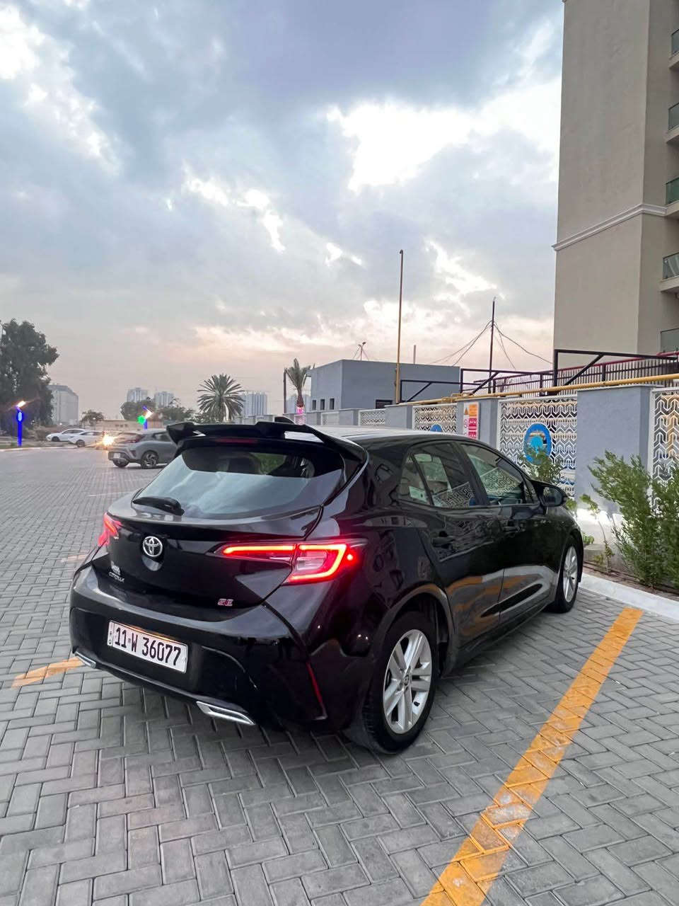 السلام عليكم 

كورلا هاج باك للبيع بدون مراوس

موديل :2020

مكينة :2000

كير:10 نمر 

مواصفات :SE 

رادارات امامي 

شفتات ستيرن 

بصمة

قيادة ذاتية 

توقف ذاتي 

تحديد مسار 

لد نهاري 

اوتو هولد

شاشه كامره تحكمات ستيرن

البنيد مغلف فابلون للجماليه

سبايدر جنطه وشفقه خلفيه بلاد وباقي المواصفات معروفه

حادثها مال امريكا بنيد وبارد بالجاملغ 
وبالعراق باب خلفي يعني صبغ قطعتين بنيد وباب وشويه من الجاملغ الخلفي صبغ

كير مكينه صدر كله جديد 
رقم بغداد دولي جديد هزه جديده باسمي 
مكاني بغداد حي الجهاد 
السعر١٣٣ بيها مجال 
*********** بغداد, العراق
