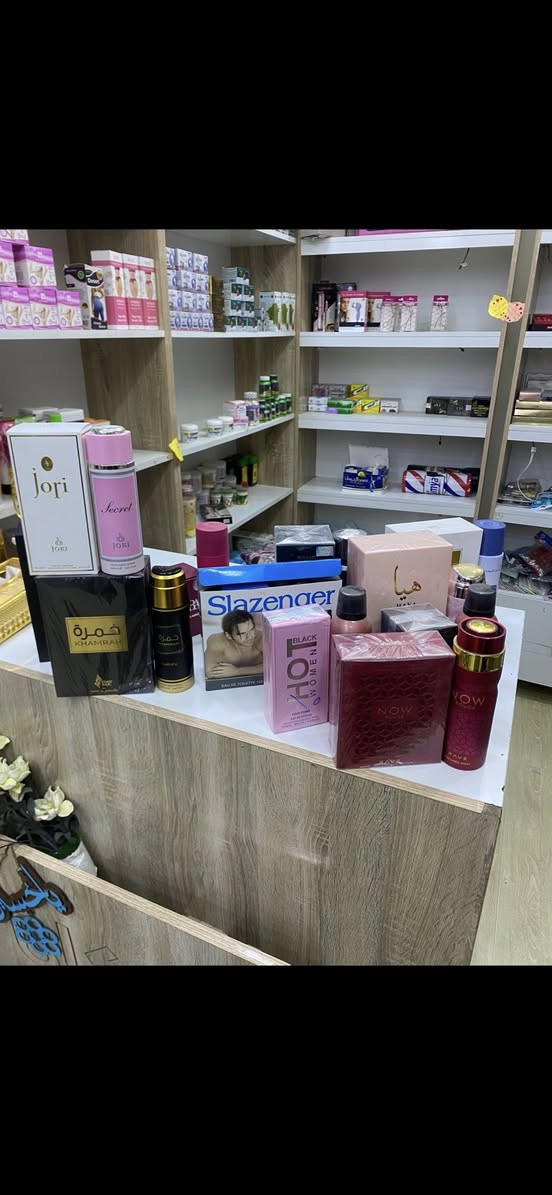 للبيع رفوف نضافه 95 عدد24 + ميز كاشير  وغراض كوزمتك تصفيه محل بسعر مناسب جدا مكان بغداد حي اور  بركن شارع المخازن للاستفسار ***********
