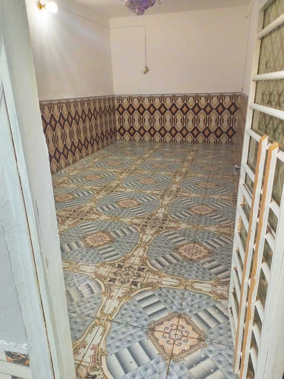 بيت للبيع
مساحه ٢٠٠م

البراكيه شارع ٢٠ البيت مباشر عله شارع العام 
  
يحتوي على ستقبال +مطبخ + صاله+ غرفتين نوم  +صحيات 

 ملاحظة../البيت بناء بلوك وعكاده 

اتصال ***********
