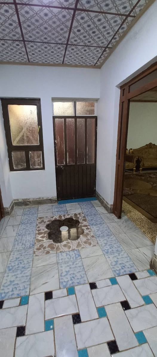 السلام عليكم ورحمة الله وبركاته 
دار للبيع / بيع مستعجل 
الموقع القوسيات قرب جامع المقتدر طريق الرجوع من شارع دهوك مقابل معمل غاز الغانم 
المساحة ٢١٥ متر 
ارض زراعية بيها وصل بلدية 
طابو الزهور /يشمل
غرفتين نوم هول واسع 
واستقبال 
ومطبخ حار وبارد 
صحيات داخلية وخارجية 
حديقة 
السعر ٨٥ مليون 
للإستفسار الاتصال على الرقم ***********
