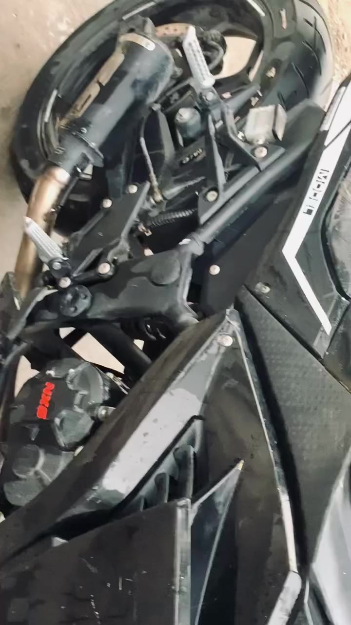 دراجه بطح كاوسكي 300 cc ماشيه 11 الف 
اي نقص مابيها مكفوله محرك وكير  سرعتها 190 
خير من الله  دراجه كلش حلوه  18 ورقه وبيها قليل حك الجيه  بغداد شهداء البياع  ***********
