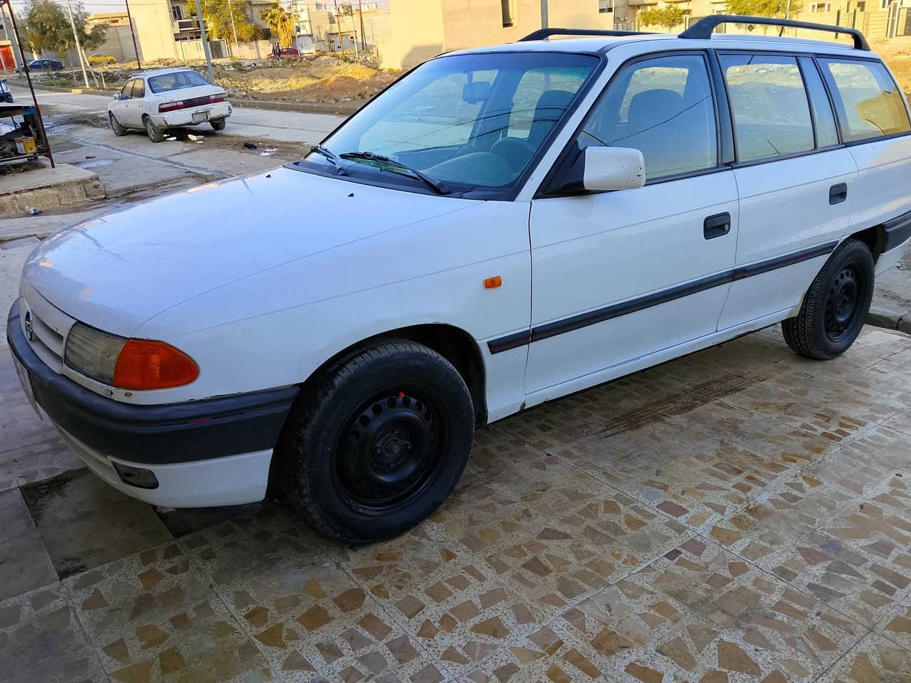 سيارة للبيع مكينه 16 كبس وكير عادي دواير بعد مامصلحه جملغ واحد بس مبدل سيارة جديدة سعر 53$ ***********/***********
