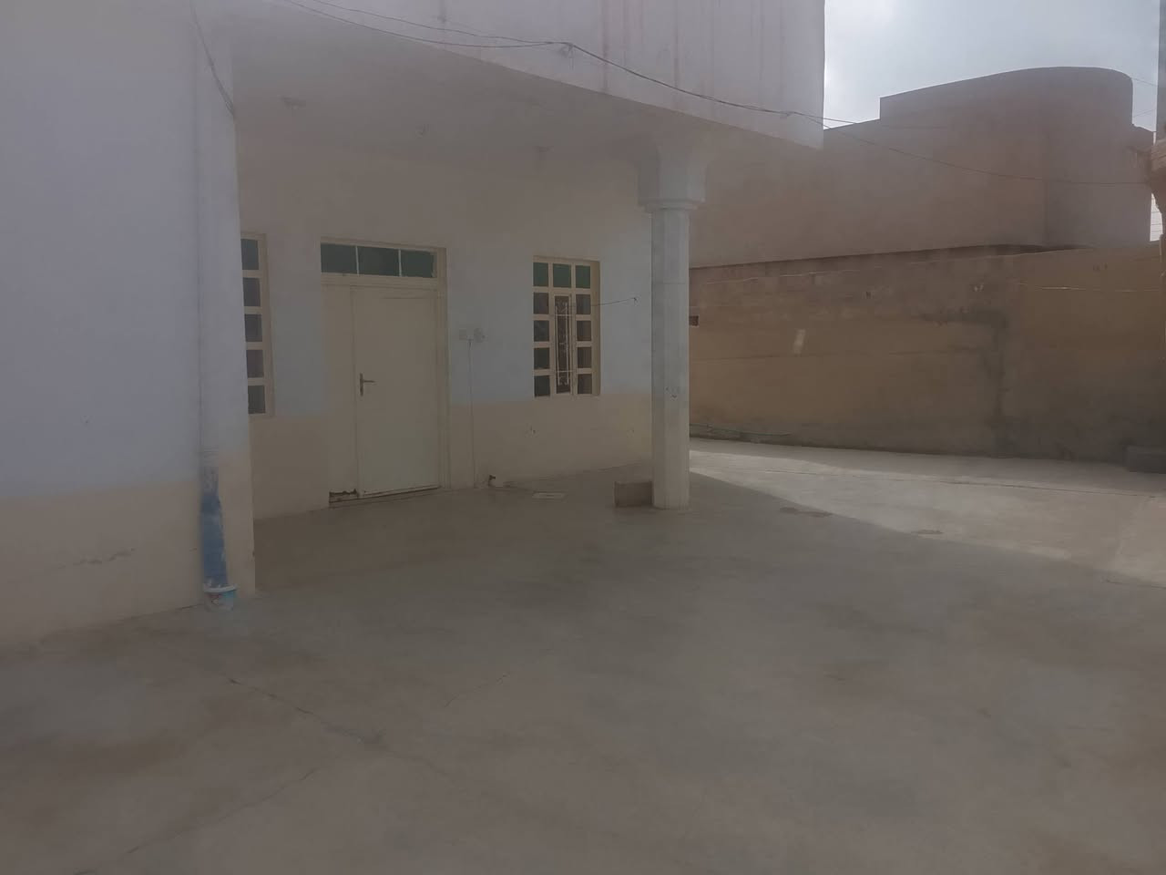 دار معروض للبيع حي الكفاح الجنوبي قريب على مدرسه الكفاح الجنوبي ماء الكهرباء موجود اي استفسار على رقم الهاتف(***********)(***********)السعر 58مليون
