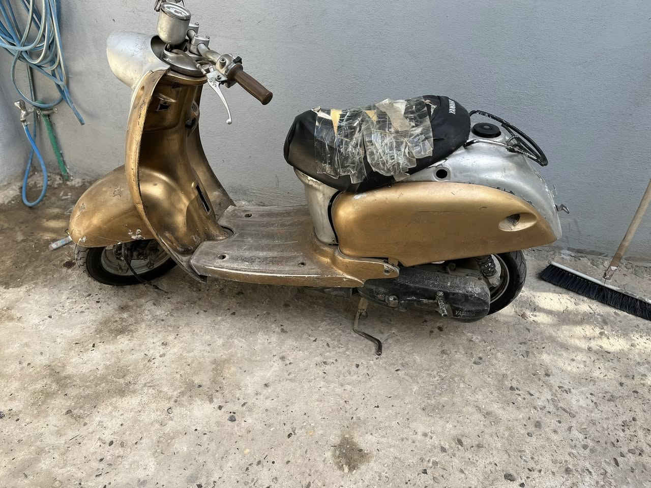 دراجة كلاسك عبد الحليم للبيع الدراجة محركها حاوية بلادي مامفتوح بيها نواقص ١تاير خلفي٢بوربرين امامي ٣حاضنة مال جنطه.السعر ١٥٠ وبيها مجال عنوان بوبيات عامود 44للتواصل ***********
