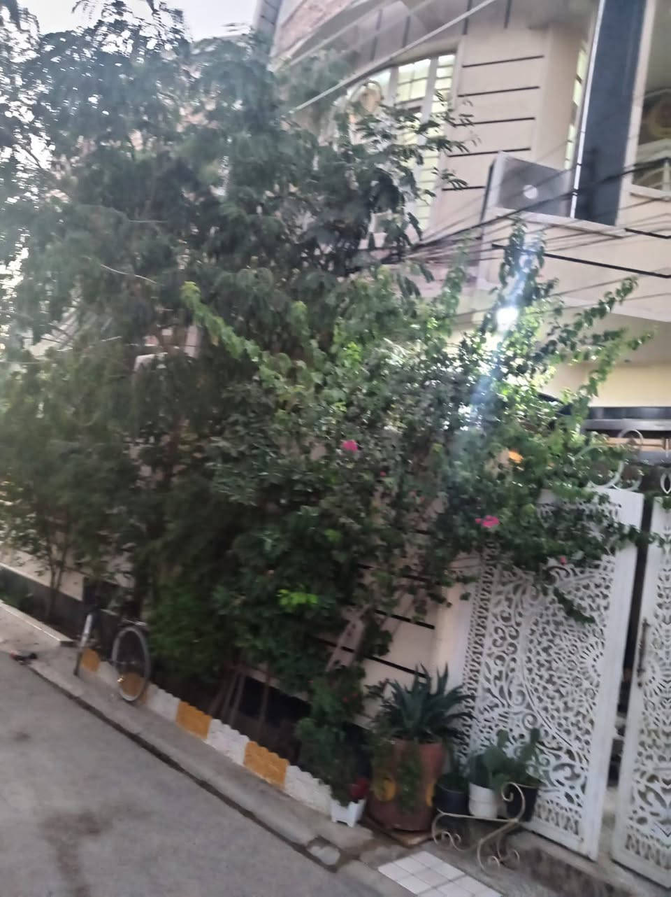 دار للبيع🏠 العنوان 7نيسان ..🏡 .. المساحه 100 متر . واجهه 7 . نزال 15 . يحتوي ع استقبال  ومطبخ وصاله وغرفة نوم + صحيات القاط الثاني صاله و 3 غرف  🏰وصحيات . السعر 175 وبي مجال. نوع العقار📃 سند 25 ملك صرف 📄. . للاستفسار الاتصال ☎️ ***********
