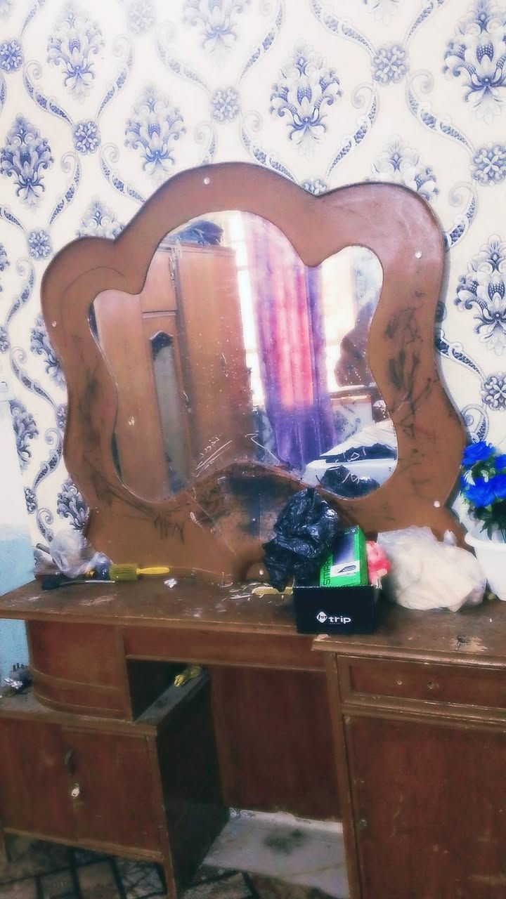 غرفه للبيع بس تعبانه ابيع هل موجود قيم واخذ ***********
