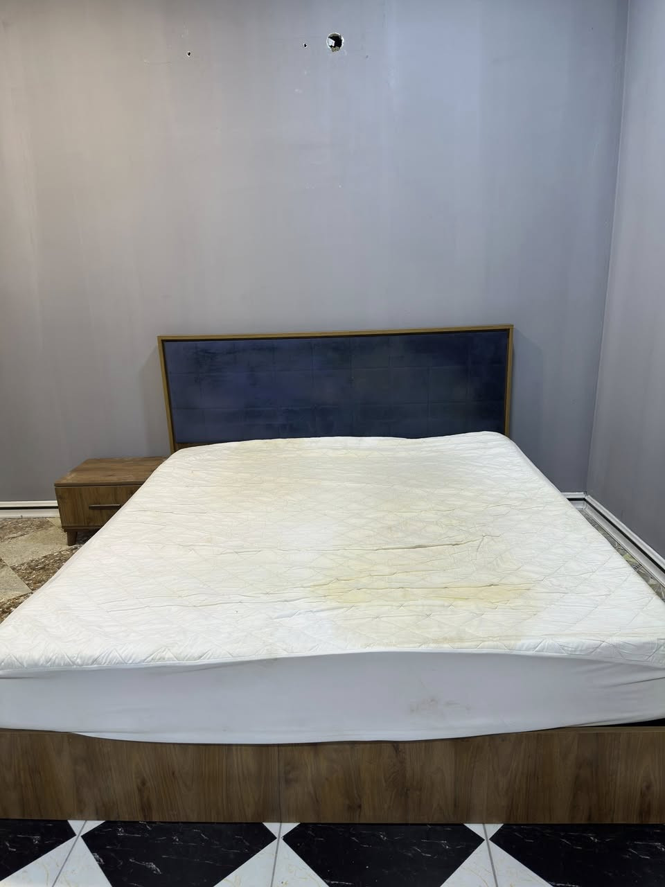 غرفه نوم استعمال قليل نظيفة
السعر 500 وبيها مجال 
العنوان البصرة الامن الداخلي 
التواصل مع 
***********
