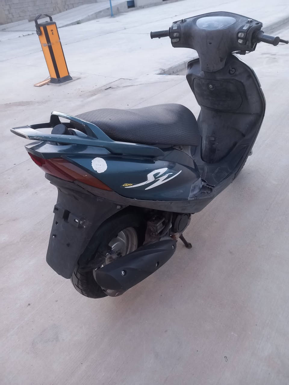 دراجة ماكس ١٤٠ كفرات اصلية كلها مرقمة كهربائيات كلها شغالة محرك بلادي فقط ولفات مبدلة اللون زيتوني مميز سعرها ٤٠٠ 
عنواني بغداد البلديات الضباط 
للاستفسار ***********
