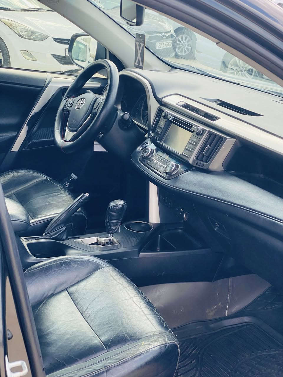 تيوتا راف فور 2014 فول
بصمه كشنات جلد + كشنات حار بارد 
تحديد مسار نقط عمياء 
شاشه كبير وتحكمات ستيرن 
3 انظمت قياده 
ماشيه 70 
كير محرك شرط 
السياره وضع شركه 
الاستفسار:***********
