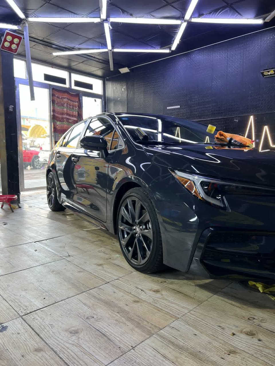 سلام عليكم من رخصت الادمن  كورلا للبيع وارد امريكي فئه se موديل 2024 فول مواصفات فتحه بلاك ادشن ماشيه 12 الف حادثها موجود بالصور بدون ايرباك رقم بصره بسمي تحويل ثاني يوم سعرها 180 ورقه والسياره موجوده بالبصره للستفسار ***********
