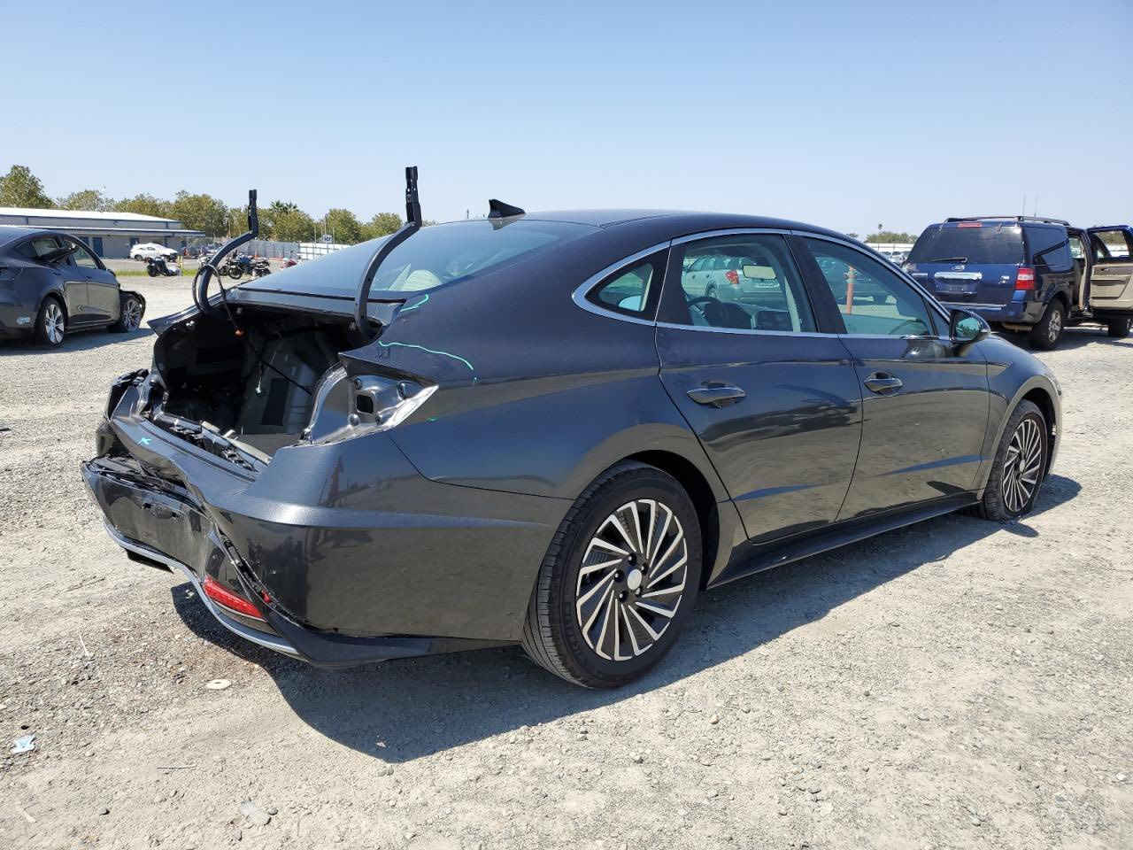 السلام عليكم سوناتا للبيع او المراوس حسب القناعة موديل 2023 هايبرد اني مستوردها على ايدي حادثها الجنطة الخلفية و بدلتها نفس اللون حتى الدعامية مالتها نفسها بدون صبغ وبي دي ار بالجاملغ الخلفي الايسر بدون شاصي بدون ايرباك ماشية حاليا 23 الف رقم بغداد بأسمي مواصفات حلوه بس بدون بانوراما وجلد داخل ابيض مكاني بغداد حي الجهاد قرب مكتب الشارقة للعقار السعر ١٨٥ وبيها مجال للتواصل الاتصال على الرقم ***********
