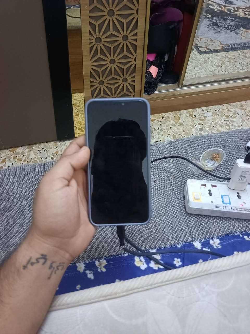 11 برو ماكس مستبدل شاشه اصليه 
بطاريه 72 
فيس ايدي متوقف 
لون نفطي جهاز كلش حلو مرتب 
ومابي اي خلل  السعر 350 
ويا فقط شاحنه مكاني بصره الحيانية
رقم تليفوني *********** واتساب وخط
