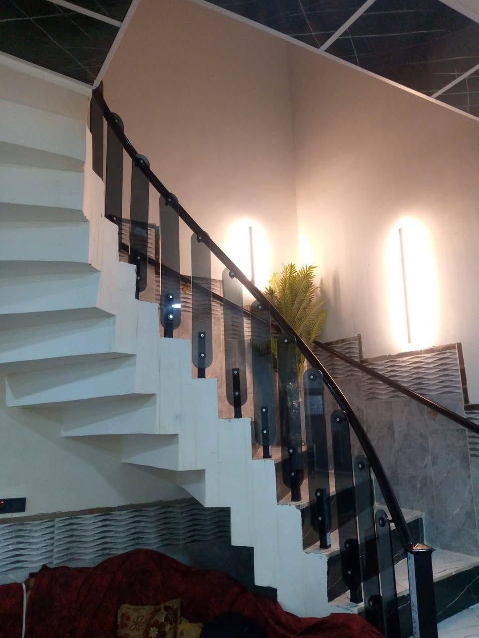 دار للبيع المساحه 200 متر اربع غراف نوم المكان القادسية بدايت قطعة 500 شارع 20 متر  السعر 150 وبي مجال ***********
